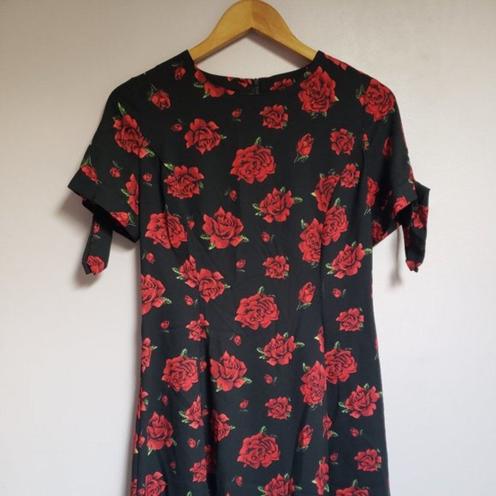NEW LOOK Red Roses on Black Women's Top - Size 8 - Gently Used